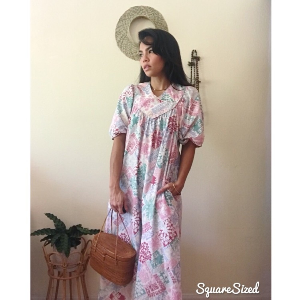 SOLD🌺Vintage Bank of Hawaii Mu’umu’u - Picture 4 of 9